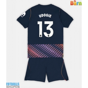 Billiga Tottenham Hotspur Destiny Udogie #13 Bortatröja Barn 2026-27 Kortärmad (+ Korta byxor)